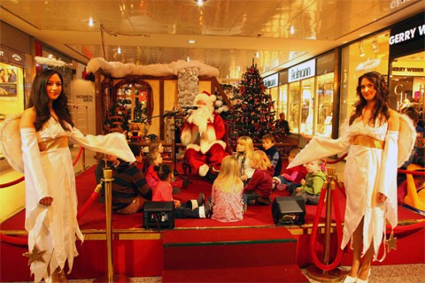 Những “thiên thần” xuất hiện trong mùa Giáng sinh. Không khí Noel trong Sony Center.